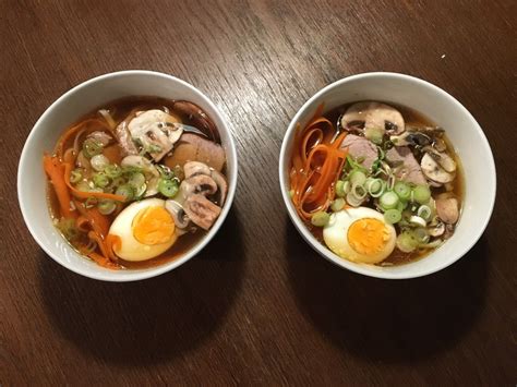 Japanische Nudelsuppe Mit H Hnerbr He Und Lende Ramen Von Dynamind