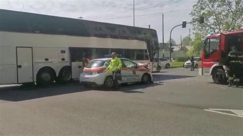 La Spezia Incidente In Viale Italia Tra Pullman E Ambulanza Due