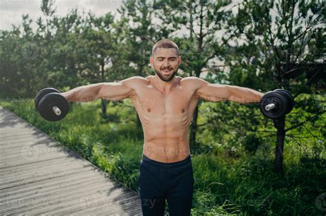 hombre adulto en forma levanta peso pesado durante la sesión de