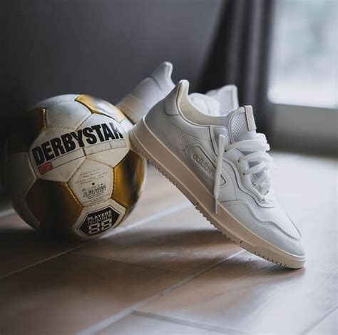 Top 10 giày sneaker nữ chính hãng giá tốt và các dòng đang hot nhất hiện nay Thời trang Việt