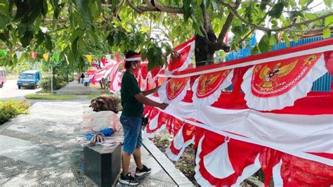 Jelang Agustusan Penjual Bendera Merah Putih Mulai Banjiri Kota Masohi