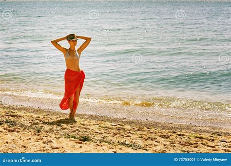 La Photo Dune Belle Jeune Femme La Prend Un Bain De Soleil Sur Le Rivage De La Mer Noire Image