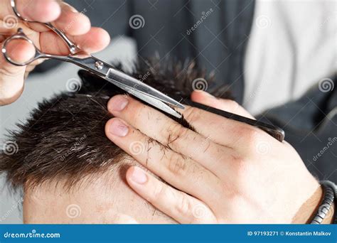 Coupe De Cheveux Du S D Hommes Avec Des Ciseaux Au Salon Image Stock