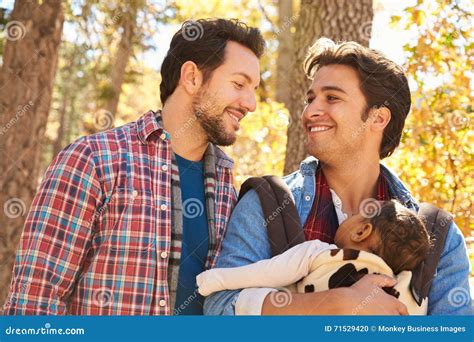 Coppie Maschii Gay Con Il Bambino Che Cammina Attraverso Il Terreno Boscoso Di Caduta Fotografia