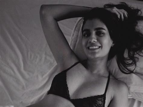 Hot Pics Of Shreya Dhanwanthary