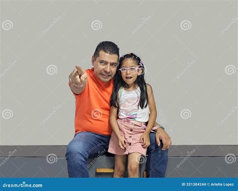 Pai Sua Filha Morena Latina De Anos Passando Um Tempo De Qualidade Juntos Se Divertindo E