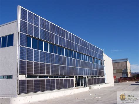 Instalación de energía solar fotovoltaica integrada en fachada de edificio