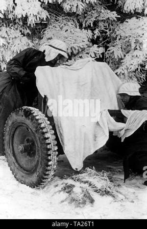 Soldaten Der Wehrmacht Im Schnee Tarnung Mit Einem 20mm Anti Aircraft