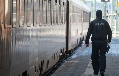 Mann Bedroht Reisende Im Zug Mit Messer Polizist Und Fahrg Ste