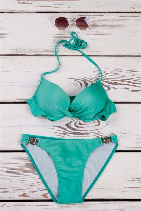 Bikini Superior Fijado En Fondo De Madera Imagen De Archivo Imagen De Traje Resto 97907617