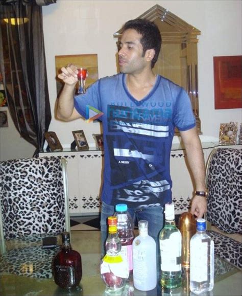 Check Out: Tusshar Kapoor prepares the ‘Shor Shot’ : Bollywood News ...