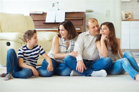 Portrait De Jeune Famille Heureuse Avec La Jolie Fille Dadolescent Et Image Stock Image Du