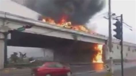 Choca y Se Incendia Tráiler con Mercancía N