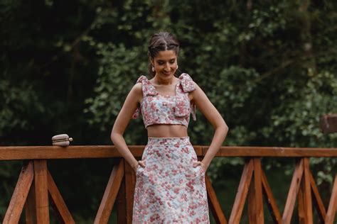 Look De Invitada De Noche Conjunto De Falda Larga Y Crop Top Atelier