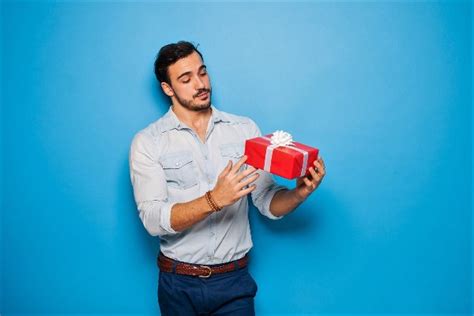 Что подарить другу на 20 лет: классные подарки для классного парня