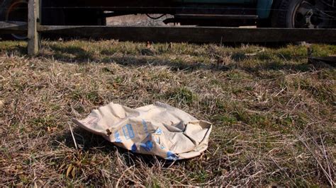 Basura A Lo Largo De Una Bolsa De Papel Al Borde De La Carretera