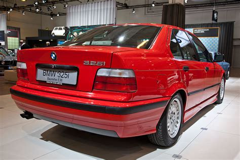 Foto BMW 325i Modell E36 6 Zylinder Reihenmotor mit 192 PS vergrößert