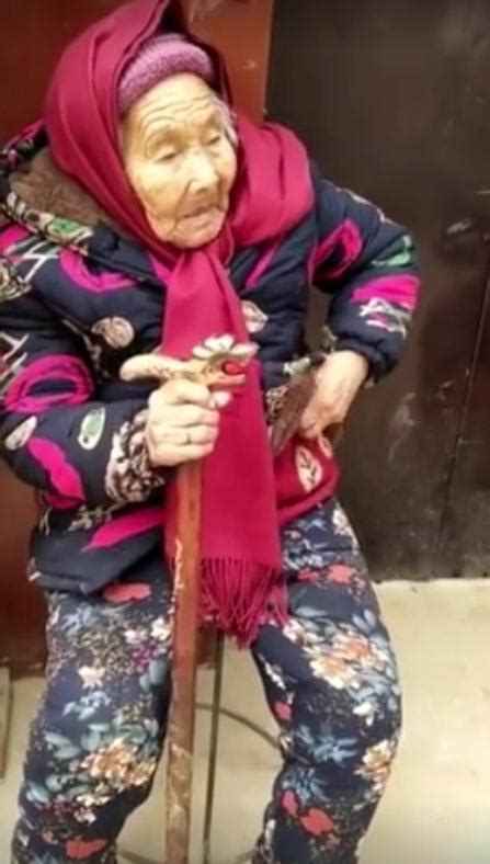 最幸福的母女！107歲媽媽給84歲女兒糖吃，女兒露出純真笑容 每日頭條