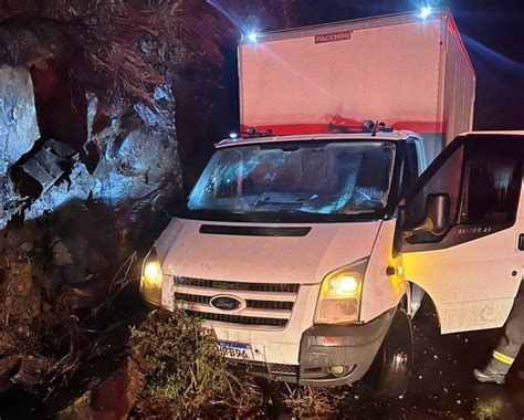 Camionete Colide Em Barranco Viatv