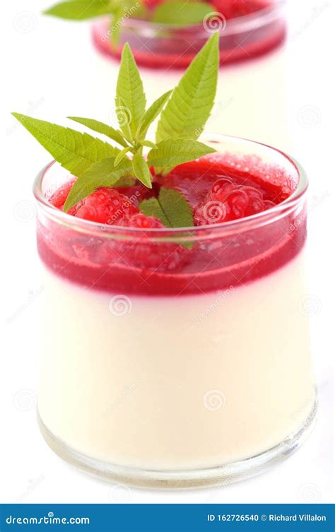 Ramekin Panna Cotta Con Un Coulis De Frambuesa Cerca De Un Fondo Blanco