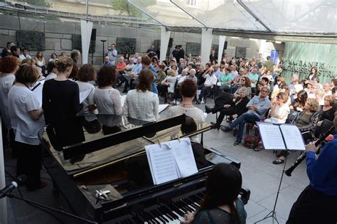 Les Artistes Du Hall De La Chanson Suivi Par La Prestation Du Groupe