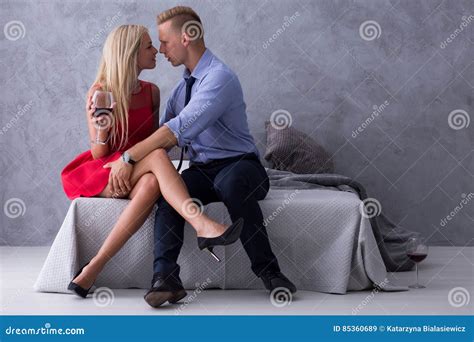 Femme Blonde Dans Des Talons Hauts Avec L Homme Image Stock Image Du Engouement Baisers