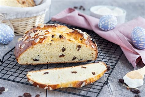 Osterbrot Mit Quark Rosinen Und Mandeln Eat De