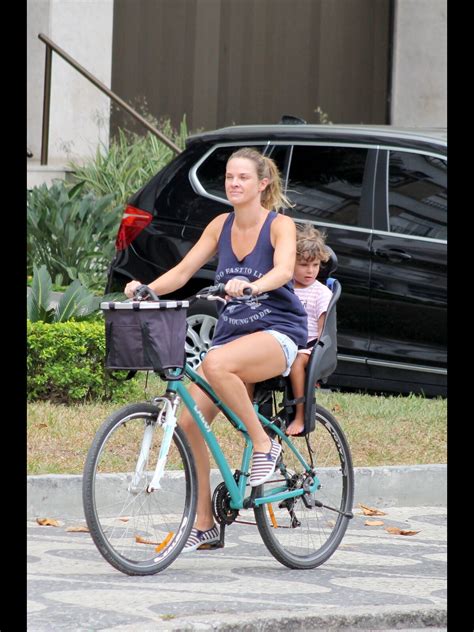 Foto Leticia Birkheuer Mostra Pernas Torneadas Durante Passeio O