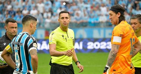 Chefe de arbitragem da CBF vê erro em pênalti não marcado para o