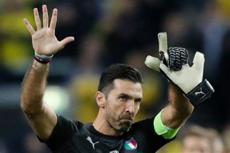 Football Italie Gigi Buffon Prêt à Rendre Encore Service à Litalie