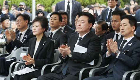 ‘현직 대통령 최초 박정희 추도식 참석한 尹 박근혜에 “위로와 감사”