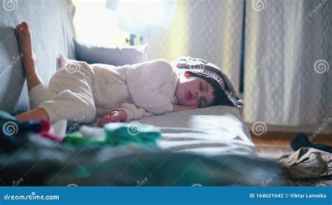 Ritratto Di Un Ragazzo Che Dorme Sul Divano Stock Footage Video Di