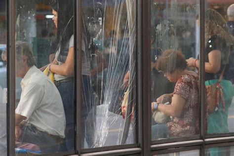 Vidro quebrado em ponto de ônibus gera riscos