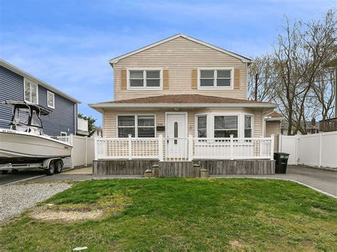 838 Surf Street Lindenhurst Ny 11757 Zillow