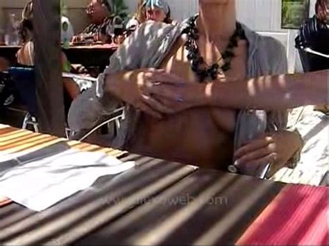 Woman walks naked around beach XVIDEOSダウンローダー XVIDEOSの動画をブラウザ上から クリックでダウンロード