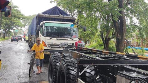 Macet Parah Kendaraan Mengular Sepanjang Kilometer Di Jalan Pantura