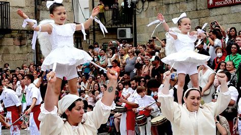 Danza De Espadas Y Penlas En La Festa Da Coca De Redondela