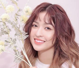 Nhan sắc hot girl X gây tranh cãi với phát ngôn học hành