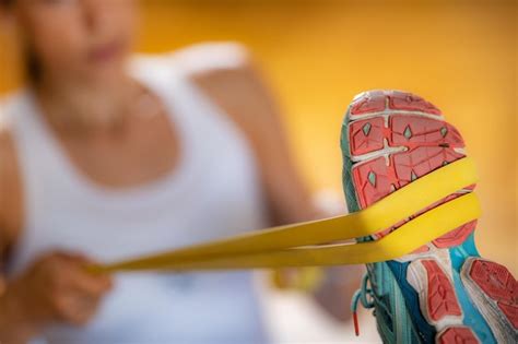 Mujer con banda elástica para estirar después del entrenamiento Foto