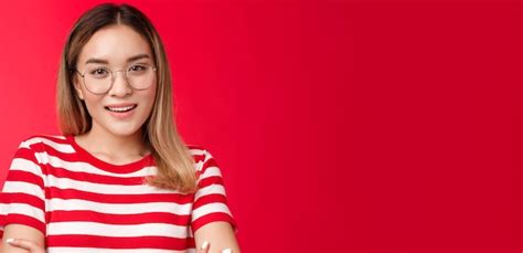 Gros Plan Confiant Femme Asiatique Blonde Assertive Porter Des Lunettes Mains Croisées Poitrine