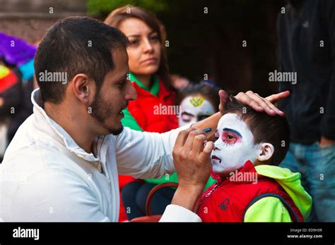 Rostros pintados como cráneos como las personas se transforman en