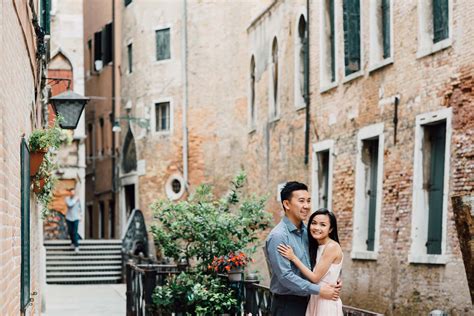 Roaming the Romantic Streets of Venice | Flytographer