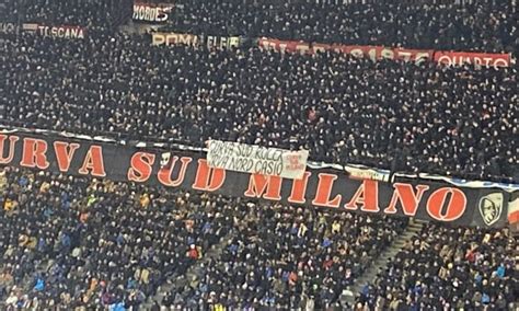 MP Striscione Della Curva Rossonera Curva Sud Rolex Curva Nord