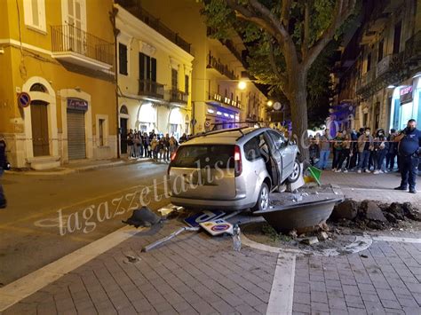 San Severo Panico In Strada Auto Fuori Controllo Investe Due Pedoni