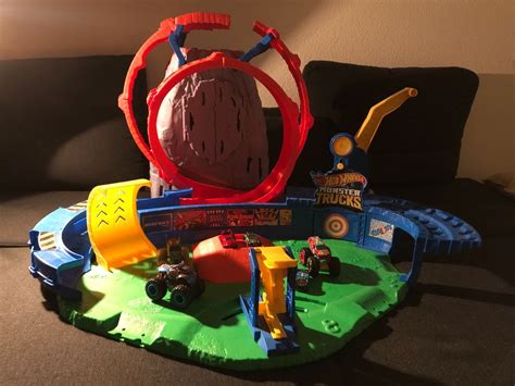 Hot Wheels Monster Trucks Bahn T Rex Vulkan Arena Gebraucht in Hunzenschwil für CHF nur