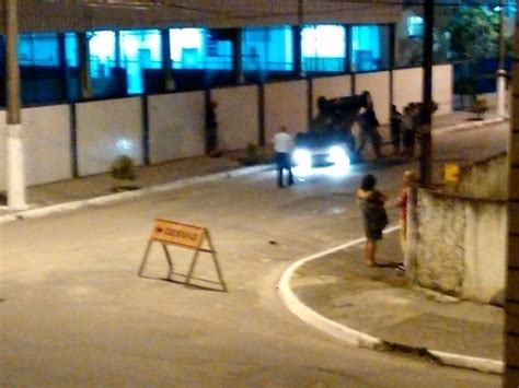 G1 Carro Capota E Quase Atinge Muro De Escola Em Praia Grande