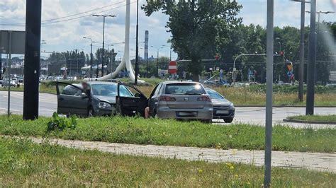 Zderzenie pojazdów na rondzie im Mohyły Kolejna kolizja w tym miejscu