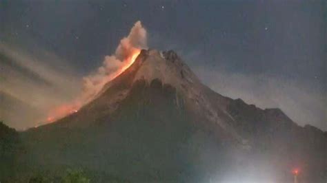 Foto Gunung Merapi Muntahkan Awan Panas Guguran Km Simak