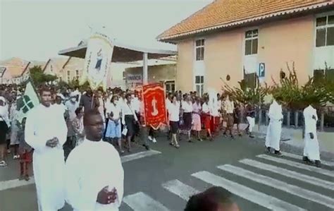 Milhares de fiéis católicos cercam Igreja Matriz da Praia para celebrar