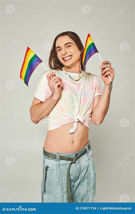 Hombre Gay Feliz Y Tatuado Con Foto De Archivo Imagen De Alegre Manera